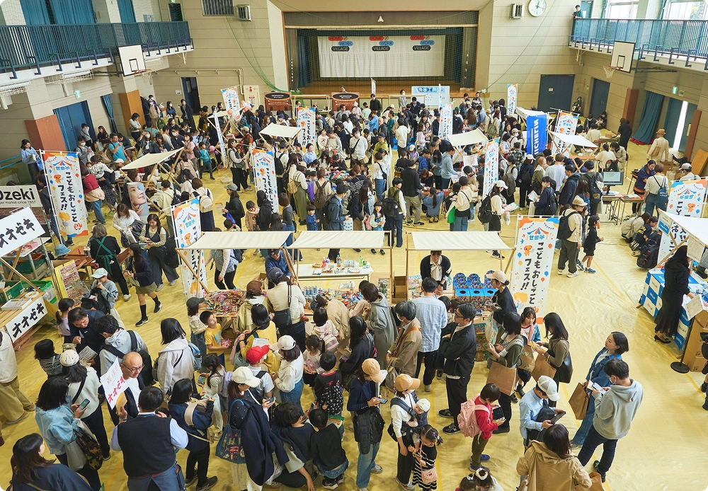 会場内で多くの来場者が体験ブースを回っている様子